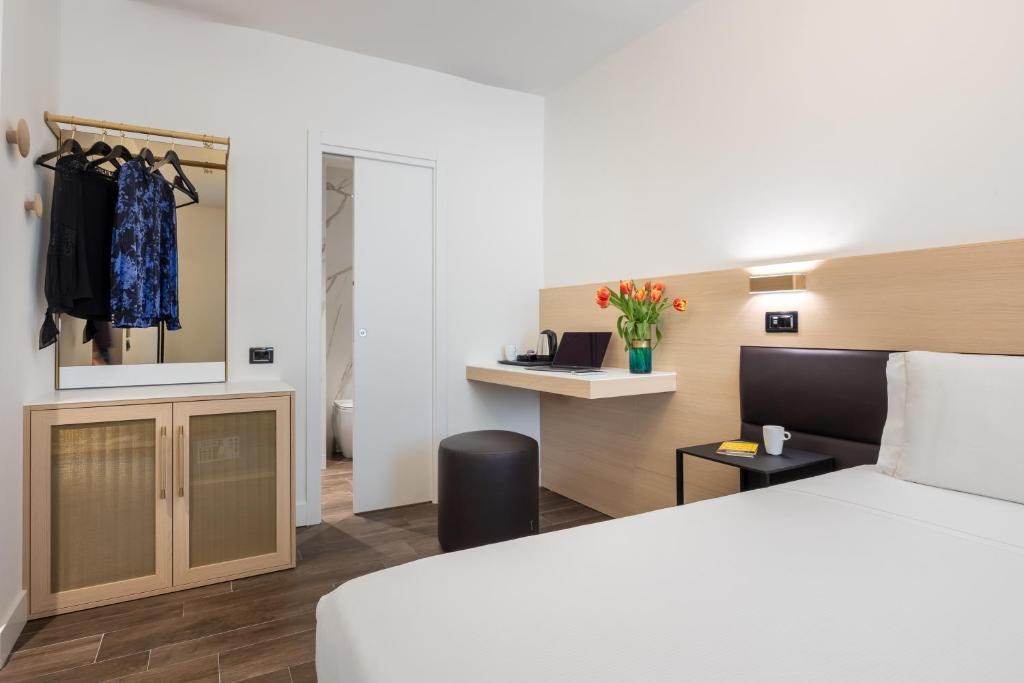 A bed or beds in a room at Globus Urban Hotel