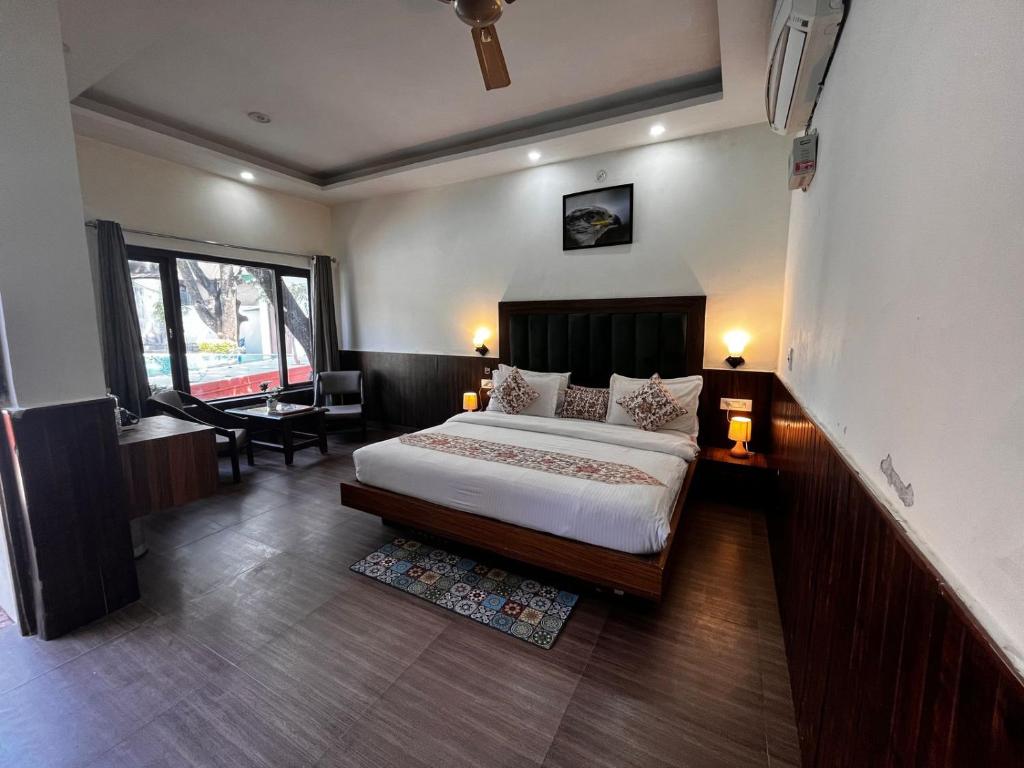 Postel nebo postele na pokoji v ubytování Karuna Hotel
