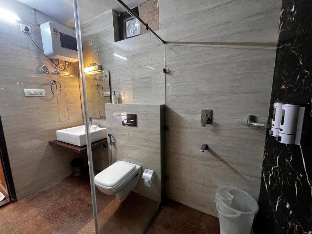 Koupelna v ubytování Karuna Hotel