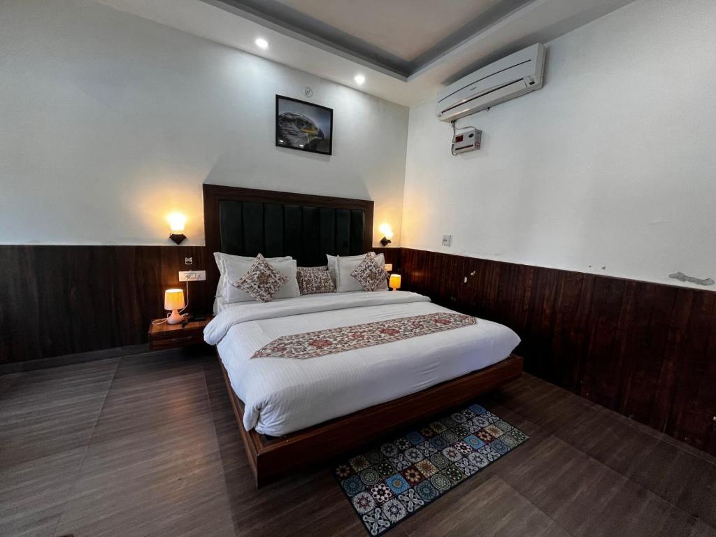 Postel nebo postele na pokoji v ubytování Karuna Hotel