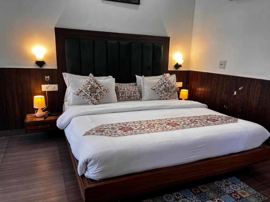 Postel nebo postele na pokoji v ubytování Karuna Hotel
