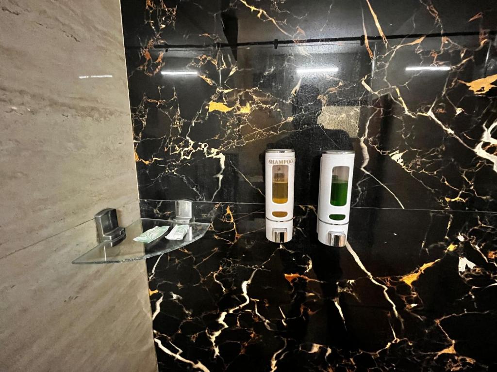 Koupelna v ubytování Karuna Hotel