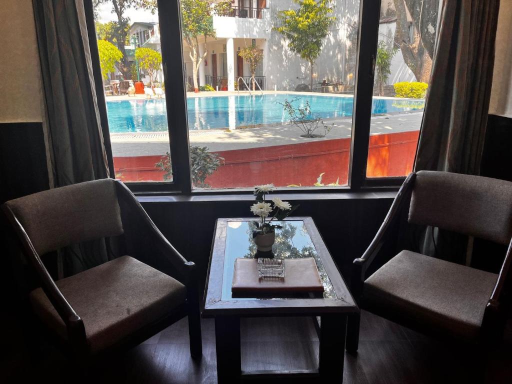 Bazén v ubytování Karuna Hotel nebo v jeho okolí