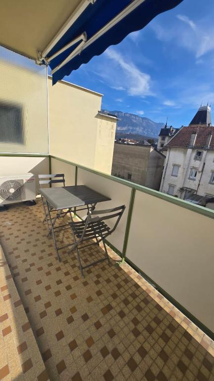 d'une table et d'un banc sur un balcon. dans l'établissement Le Bonaparte, à Aix-les-Bains