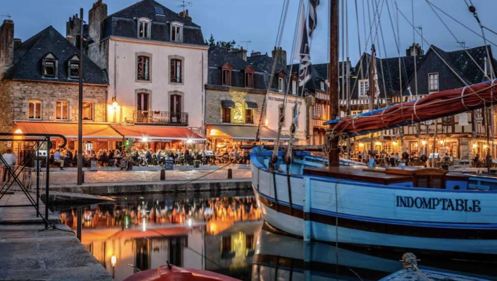 欧赖EXCEPTIONNEL Très beau T2 sur le Port de ST Goustan- Vue sur le Port!的停靠在城市码头的船只