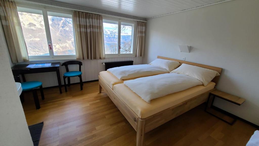 Postel nebo postele na pokoji v ubytování Hotel Cafe Seeblick