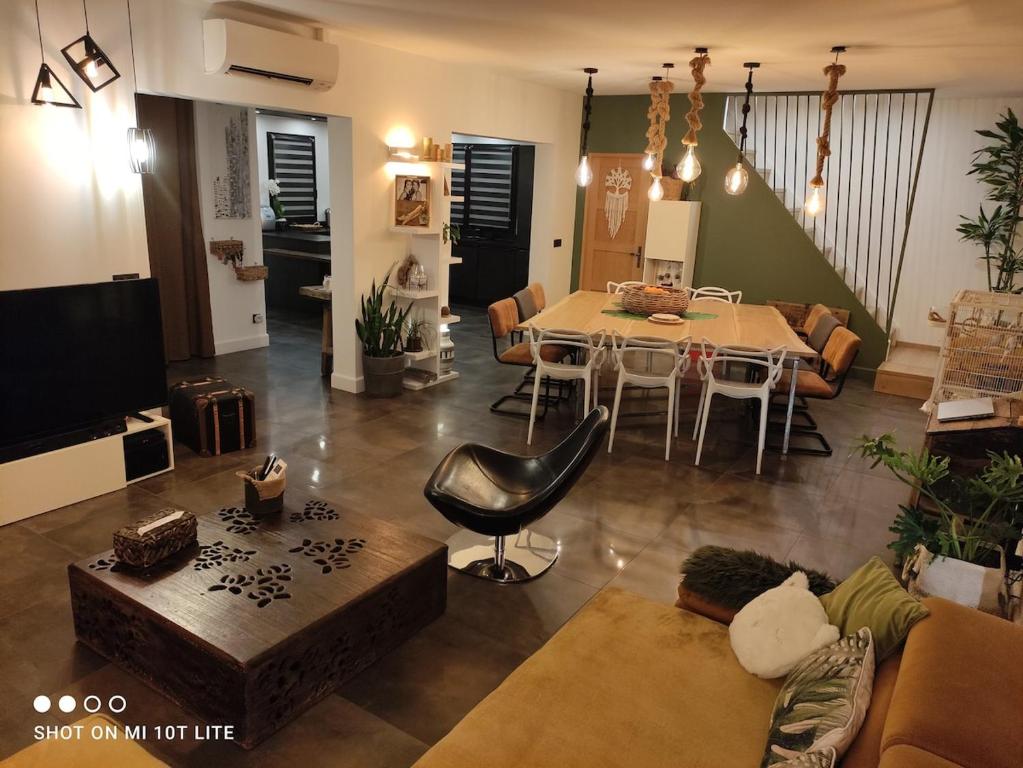 LoupianにあるVilla les trois oliviersのテーブルとソファのあるリビングルーム