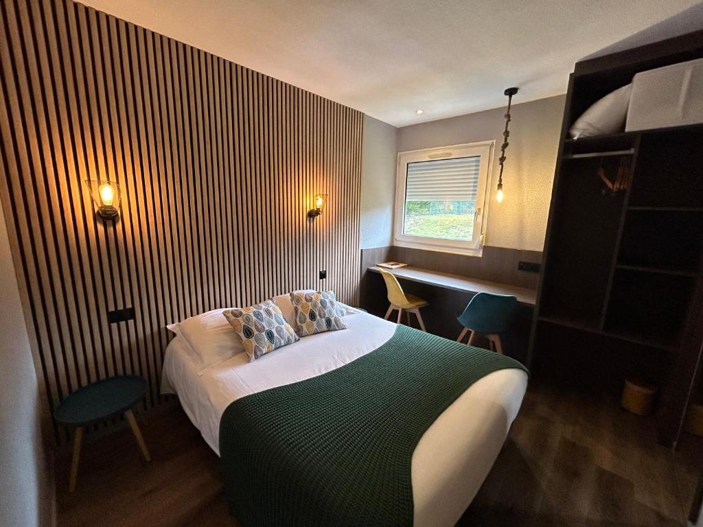 Postel nebo postele na pokoji v ubytování Les Orchidées , Hôtel & Restaurant