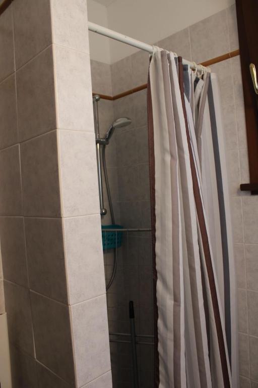 W łazience znajduje się prysznic z zasłoną prysznicową. w obiekcie Casa "Ale" con piscina comune e bellissimo giardino a 5 minuti dal mare w mieście Cecina