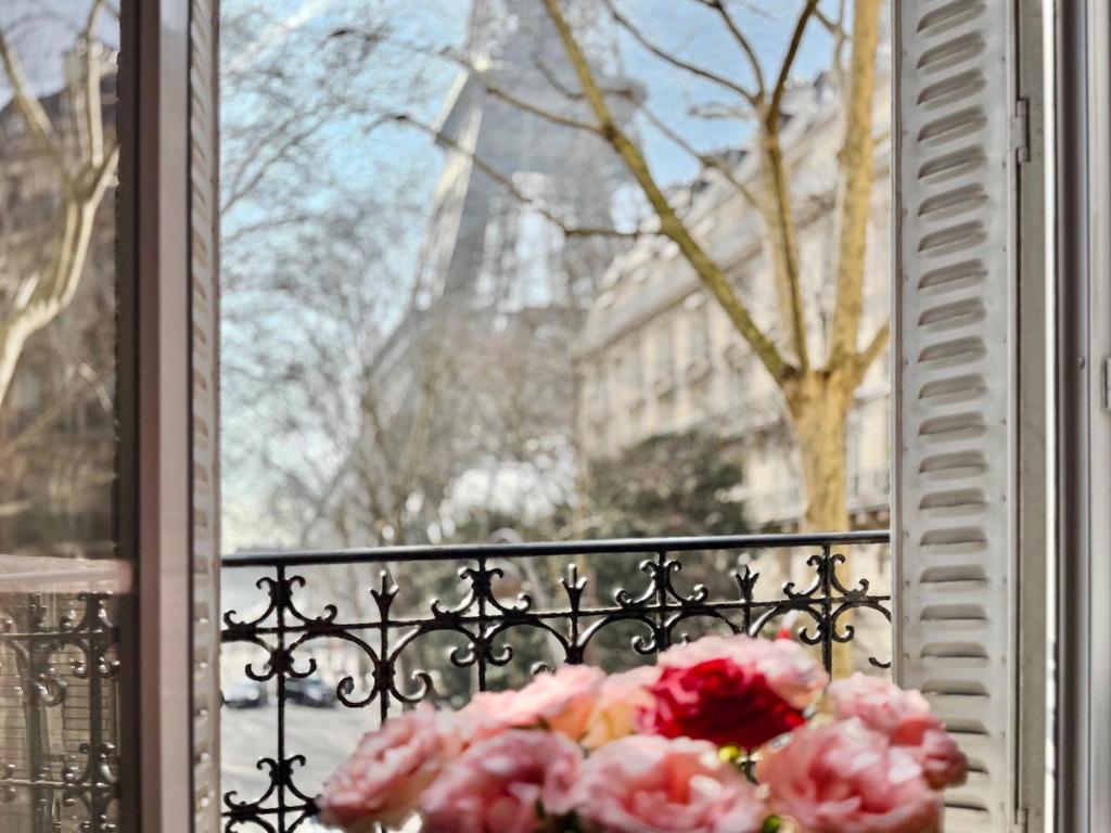 Balkón nebo terasa v ubytování Charming French Style Apartment with Eiffel Tower View Prime Location Near Top Attractions