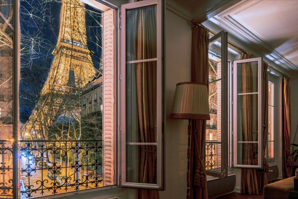 Fotografie z fotogalerie ubytování Charming French Style Apartment with Eiffel Tower View Prime Location Near Top Attractions v Paříži