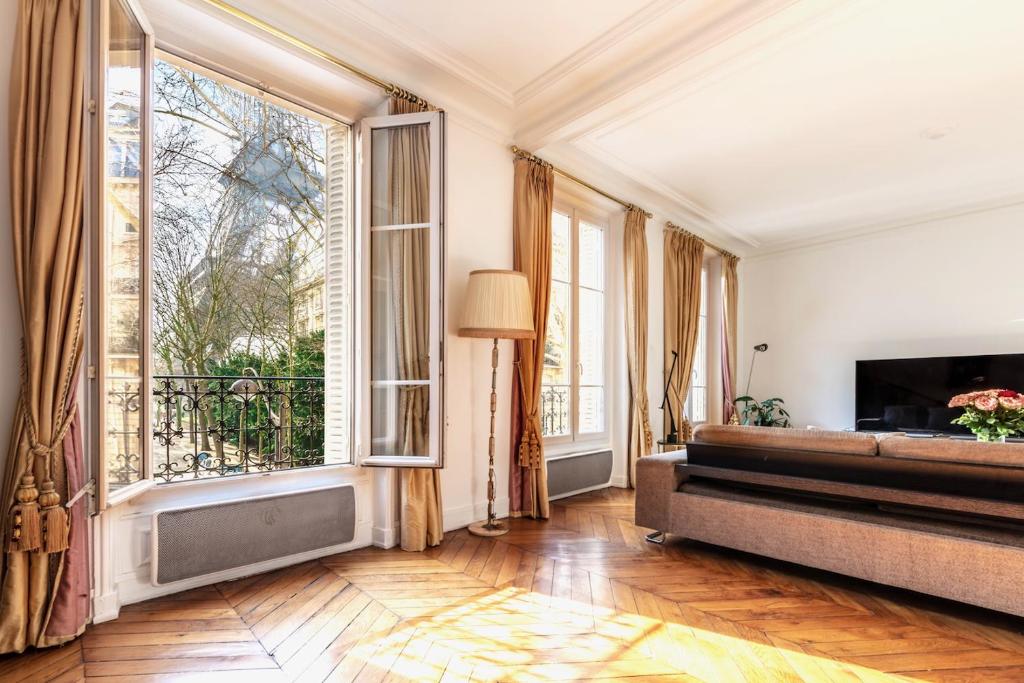 TV a/nebo společenská místnost v ubytování Charming French Style Apartment with Eiffel Tower View Prime Location Near Top Attractions