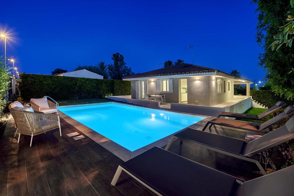 une piscine dans l'arrière-cour d'une maison dans l'établissement Villa Aquarius, à Marina di Ragusa