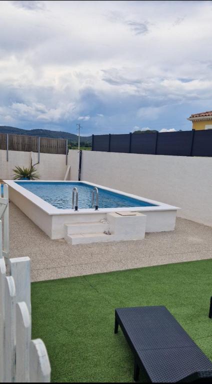 une piscine sur le toit d'une maison dans l'établissement La maison la calade, à Frontignan