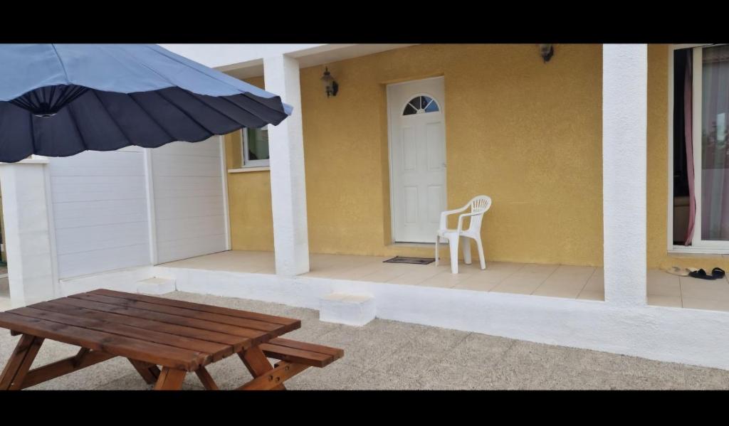 En balkon eller terrasse på La maison la calade