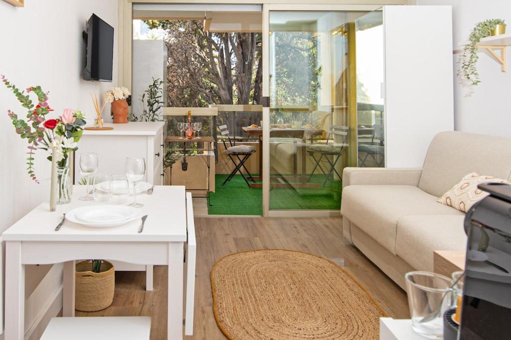 una sala de estar con un sofá y una mesa en Beaurivage, en Menton