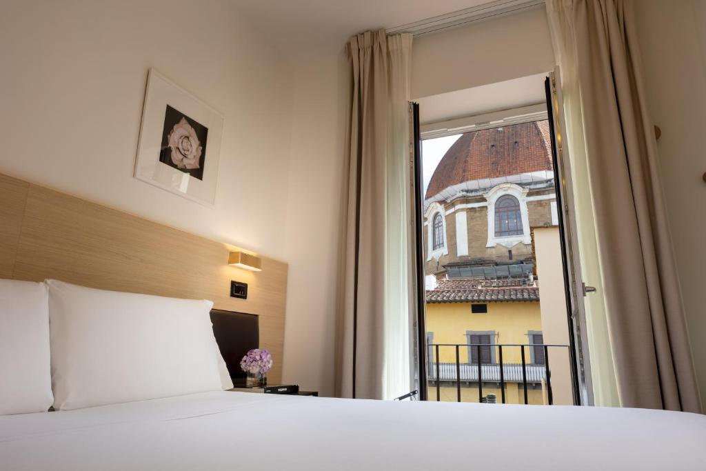 A bed or beds in a room at Globus Urban Hotel