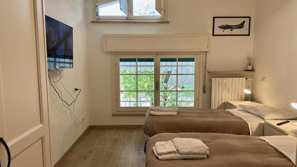 Televízia a/alebo spoločenská miestnosť v ubytovaní Appartamenti Villa Renata