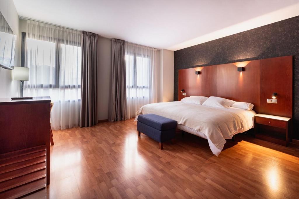 Postel nebo postele na pokoji v ubytování Hotel Doña Urraca