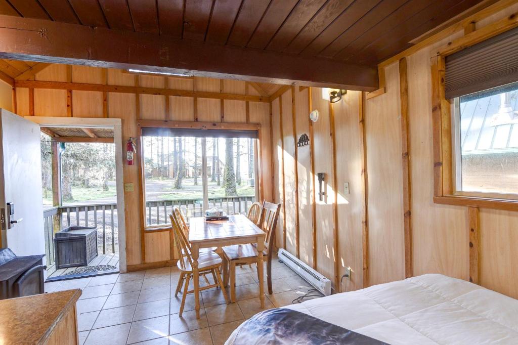Postel nebo postele na pokoji v ubytování Quileute Oceanside Resort