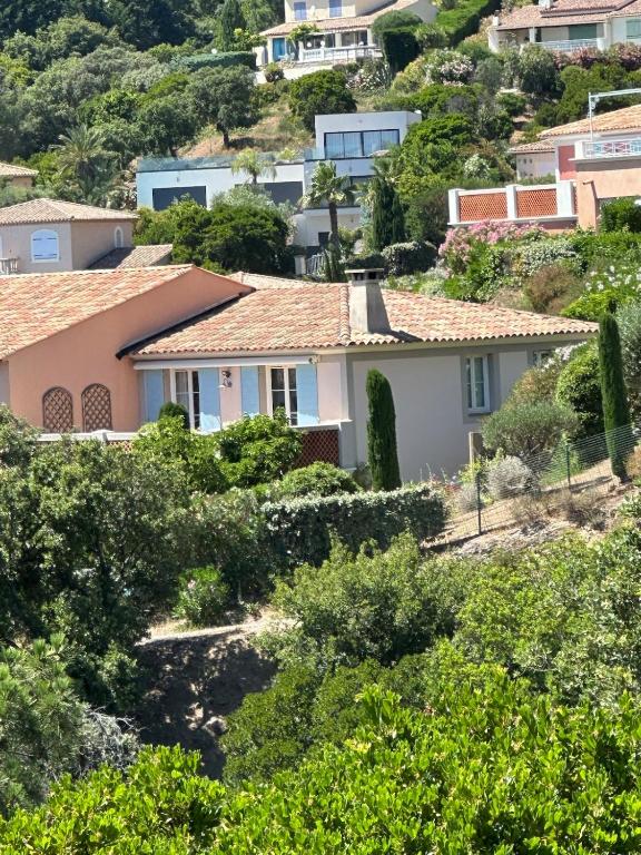 un groupe de maisons sur une colline avec des arbres dans l'établissement Jolie maison, 3 chambres, jardin, piscine partagée, à Roquebrune-sur Argens