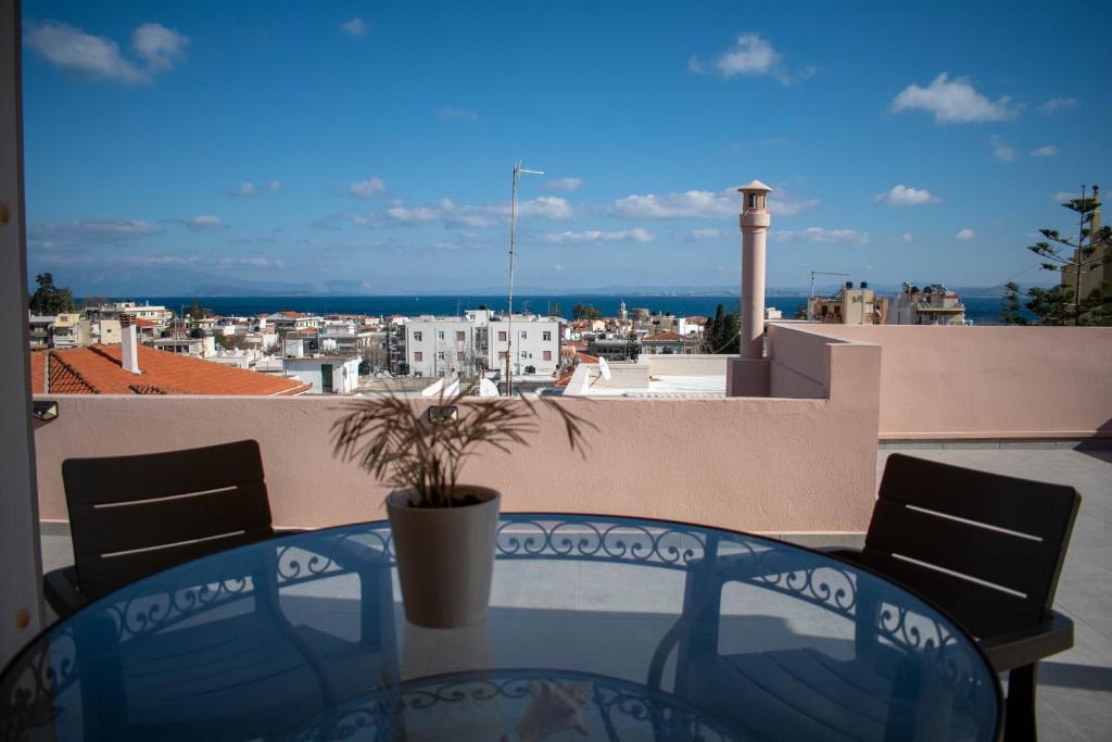 une table sur un balcon avec vue sur une ville dans l'établissement Roof Top, à Chios