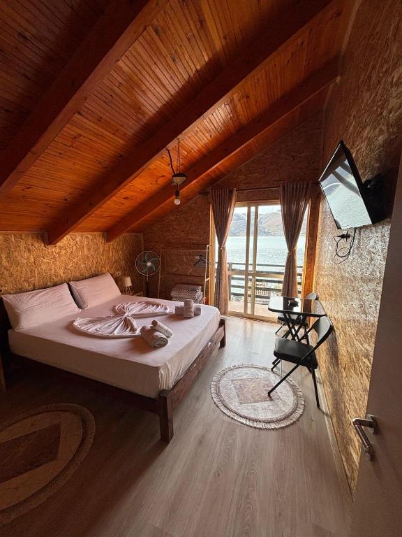 Postel nebo postele na pokoji v ubytování ERDA LAKESIDE Guesthouse