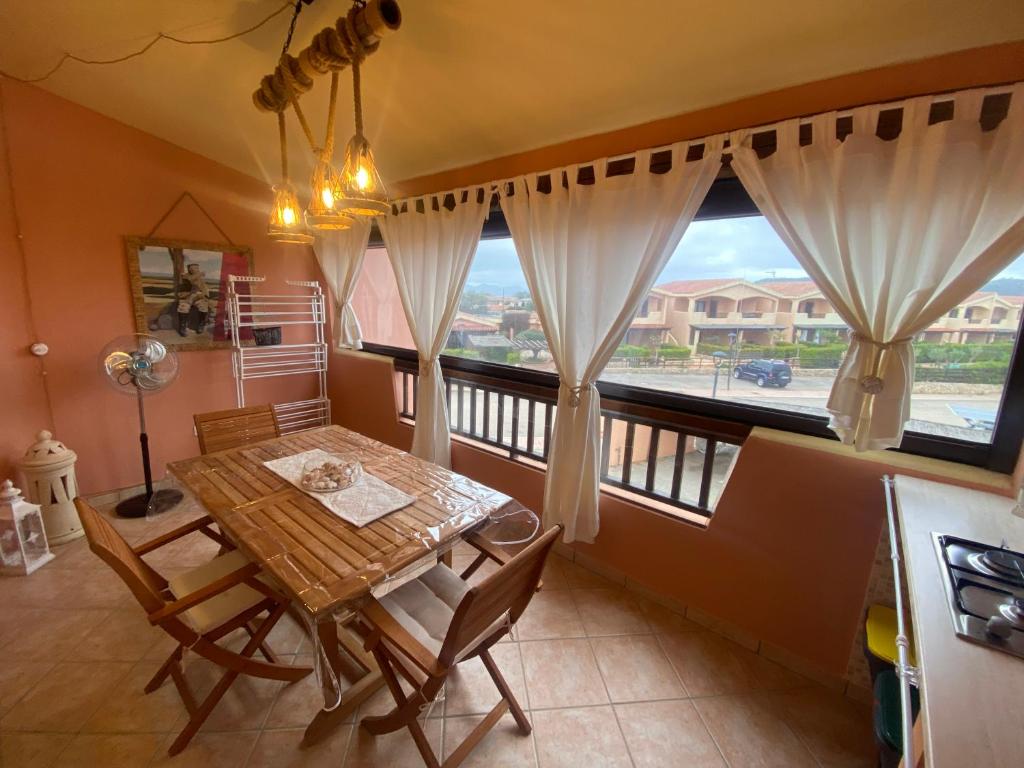 a dining room with a table and chairs and a window at Casa MARY in Murta Maria