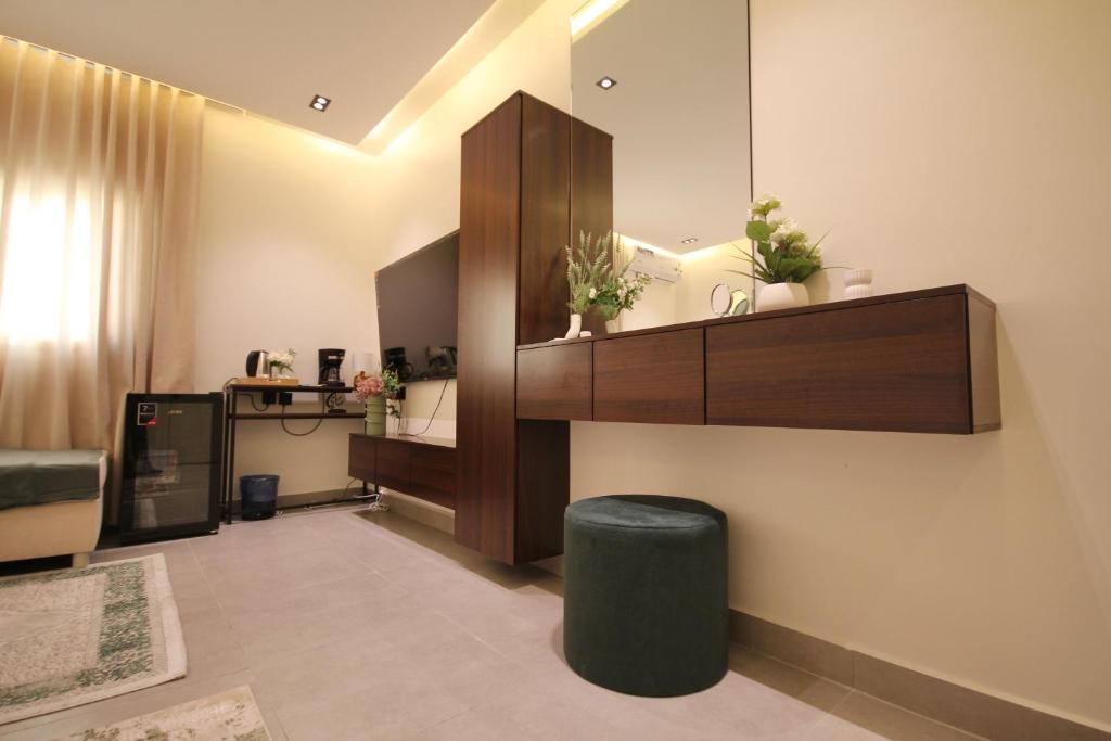 a living room with a shelf on the wall at استديو انيق بـ دخـول ذكي in Riyadh