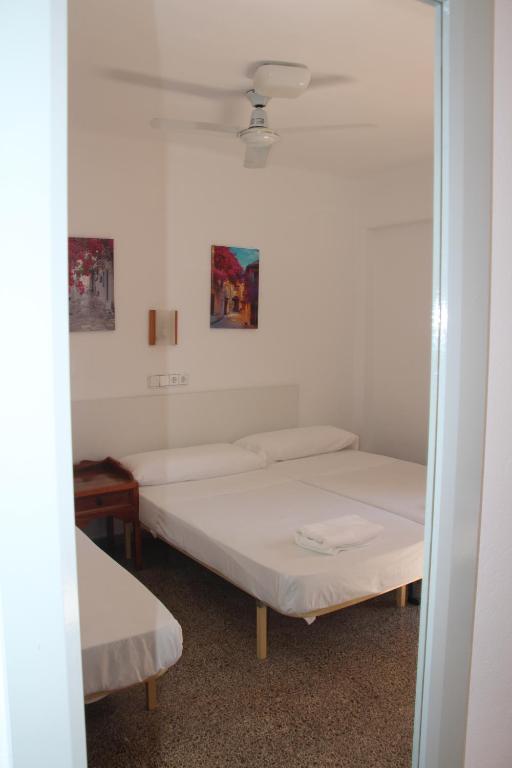 Postel nebo postele na pokoji v ubytování Hostal Las Nieves