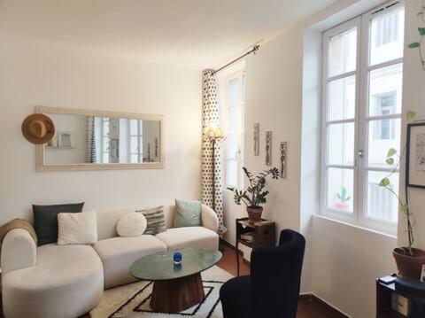 Χώρος καθιστικού στο Charmant appartement Noailles Quartier typique et populaire du centre de Marseille