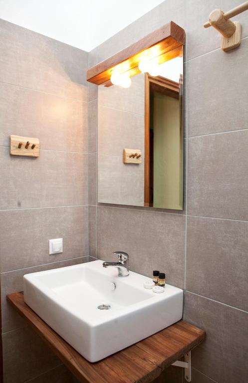A bathroom at Victoria's Guesthouse