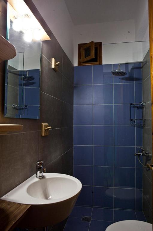 A bathroom at Victoria's Guesthouse