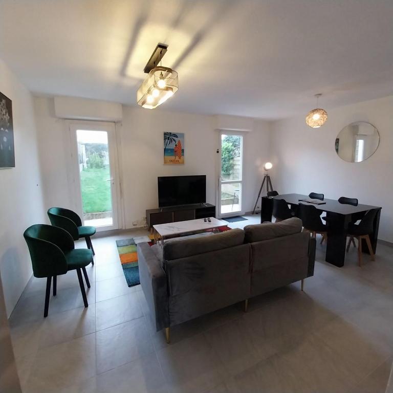 un salon avec un canapé et une table dans l'établissement Maison de ville proche de tout, 5min du centre ville & 20min de la plage, à Quimper