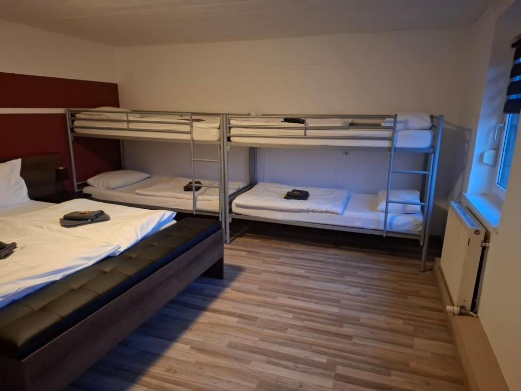 Postel nebo postele na pokoji v ubytování Hotel Garni Krone