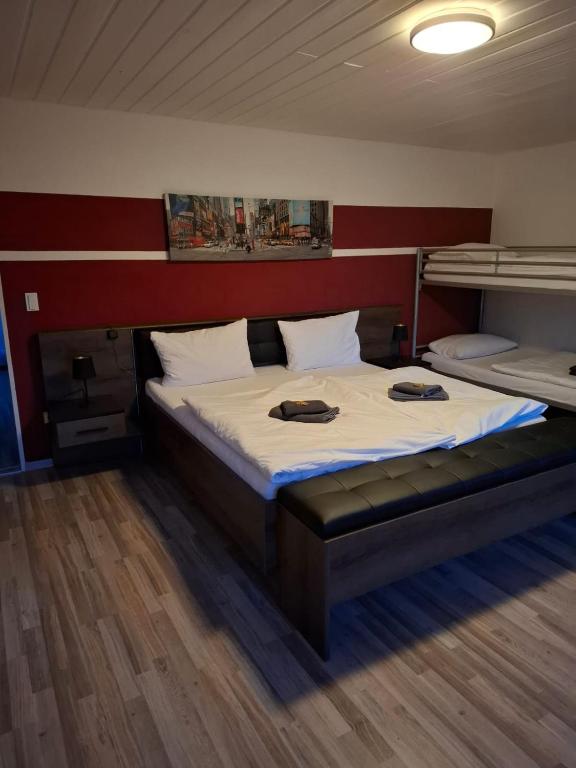 Postel nebo postele na pokoji v ubytování Hotel Garni Krone