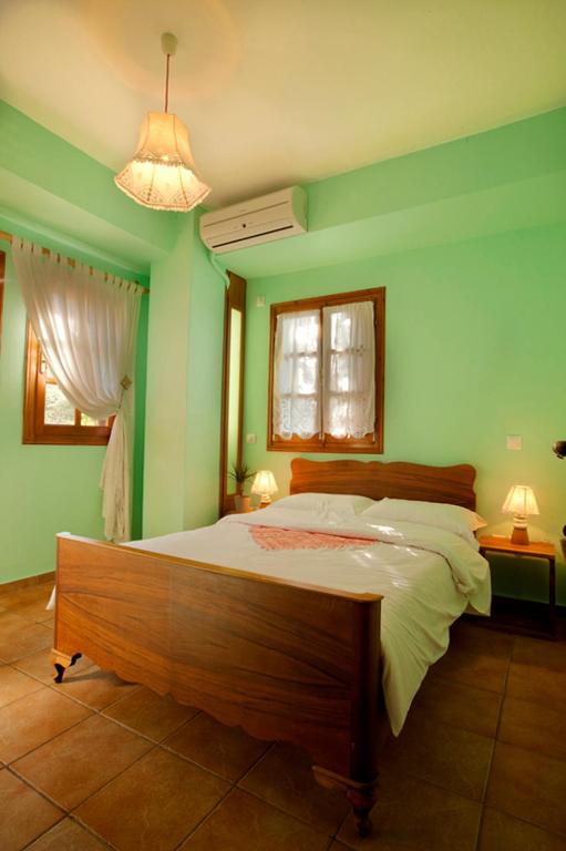 A bed or beds in a room at Victoria's Guesthouse