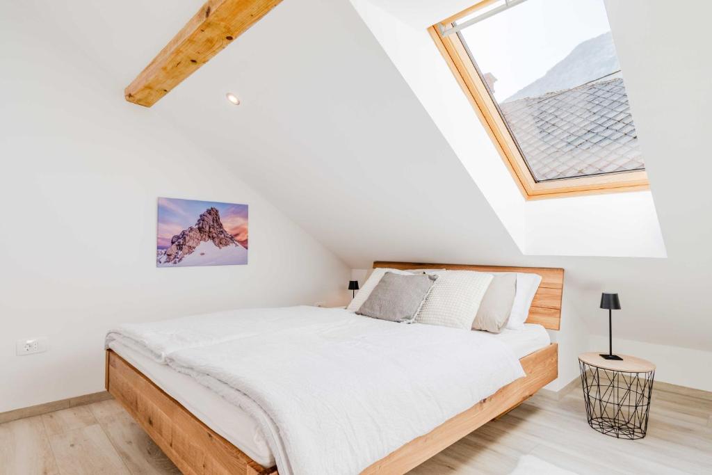 Postel nebo postele na pokoji v ubytování Alps2sea Apartment House