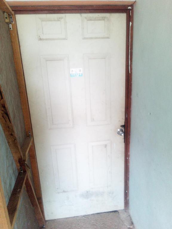 una puerta blanca con marco de madera en una habitación en Fredy no te dejará dormir, en Bacalar