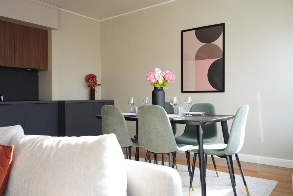 une salle à manger avec une table et des chaises dans l'établissement Le Neyst, à Lyon