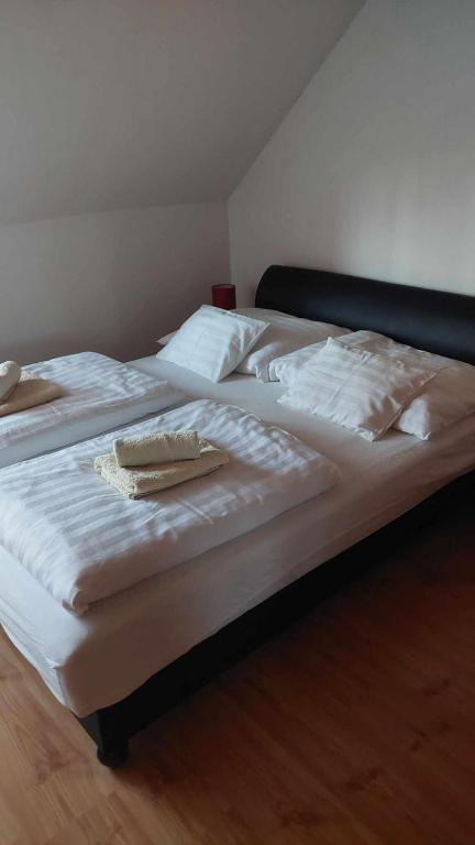 Posteľ alebo postele v izbe v ubytovaní Mediterrán Apartman és Vendégház