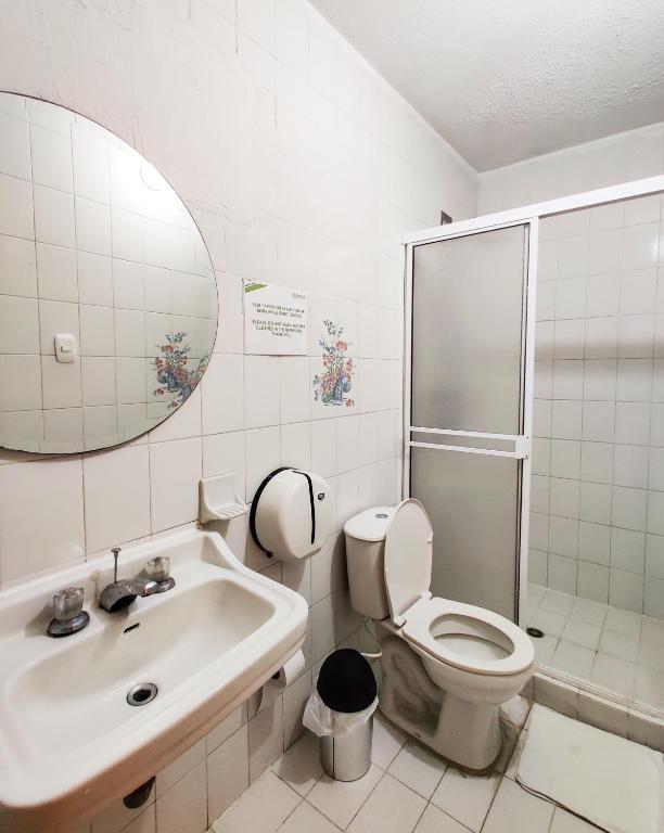Bilik mandi di Zamia Hostel