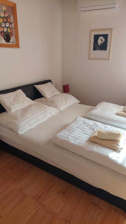 Posteľ alebo postele v izbe v ubytovaní Mediterrán Apartman és Vendégház