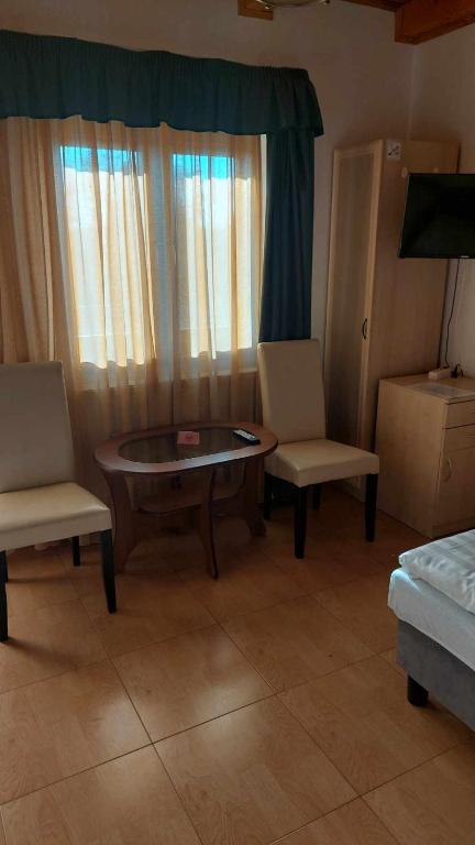 Posteľ alebo postele v izbe v ubytovaní Mediterrán Apartman és Vendégház