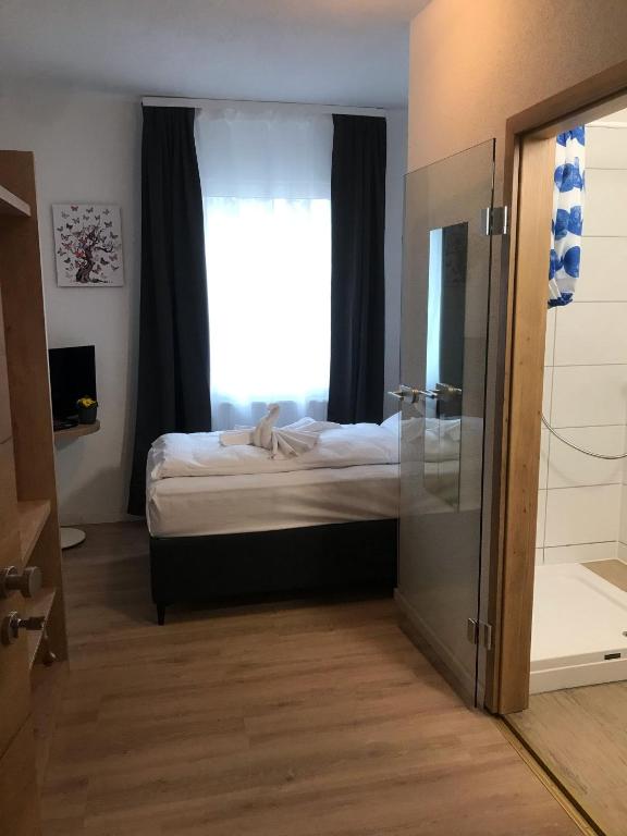 Postel nebo postele na pokoji v ubytování Hotel am Wasserturm