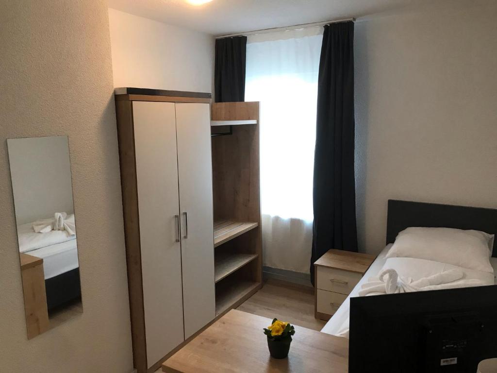 Postel nebo postele na pokoji v ubytování Hotel am Wasserturm