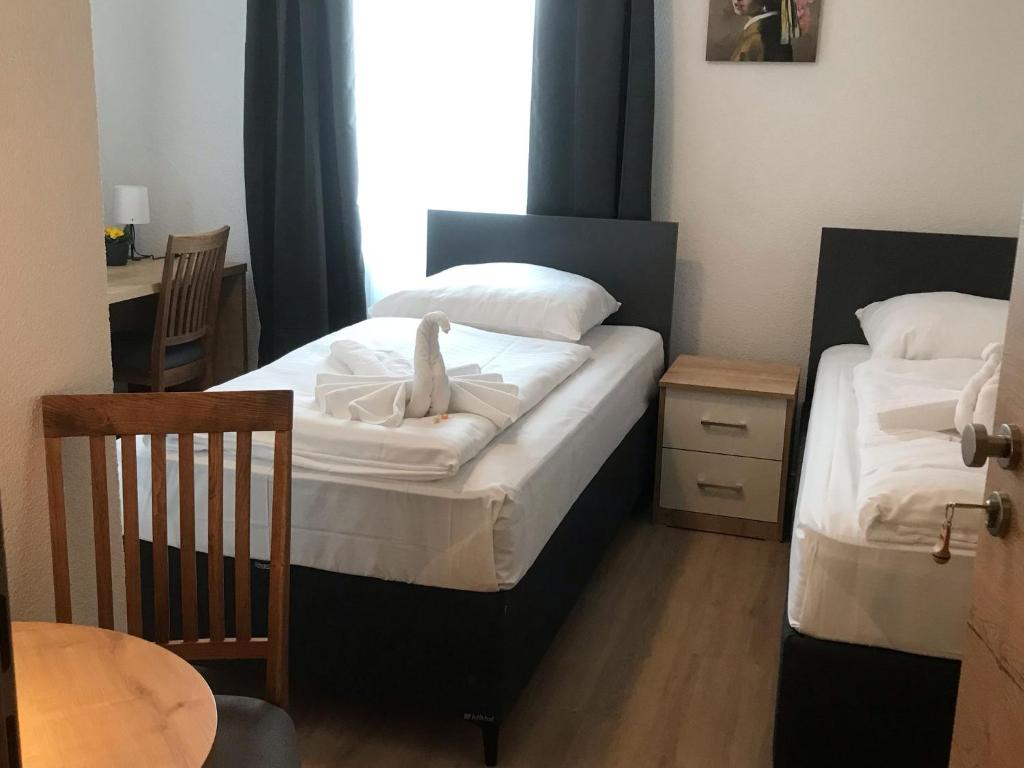Postel nebo postele na pokoji v ubytování Hotel am Wasserturm
