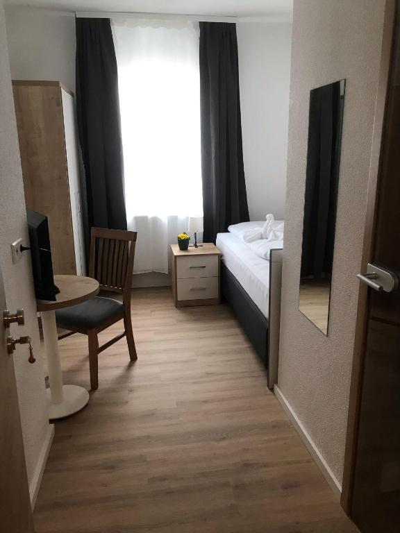 Postel nebo postele na pokoji v ubytování Hotel am Wasserturm
