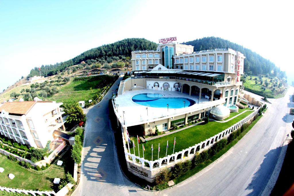 een luchtzicht op een hotel met een zwembad bij Lidya Sardes Hotel Thermal & SPA in Salihli