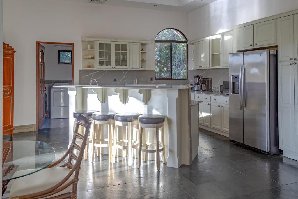 Кухня или мини-кухня в Villa Coral
